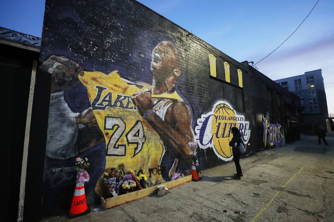 Jonas Never ha recreado en este mural uno de los gestos más representativos de Kobe Bryant. El número 24 de los Lakers derrochaba fuerza en la cancha.