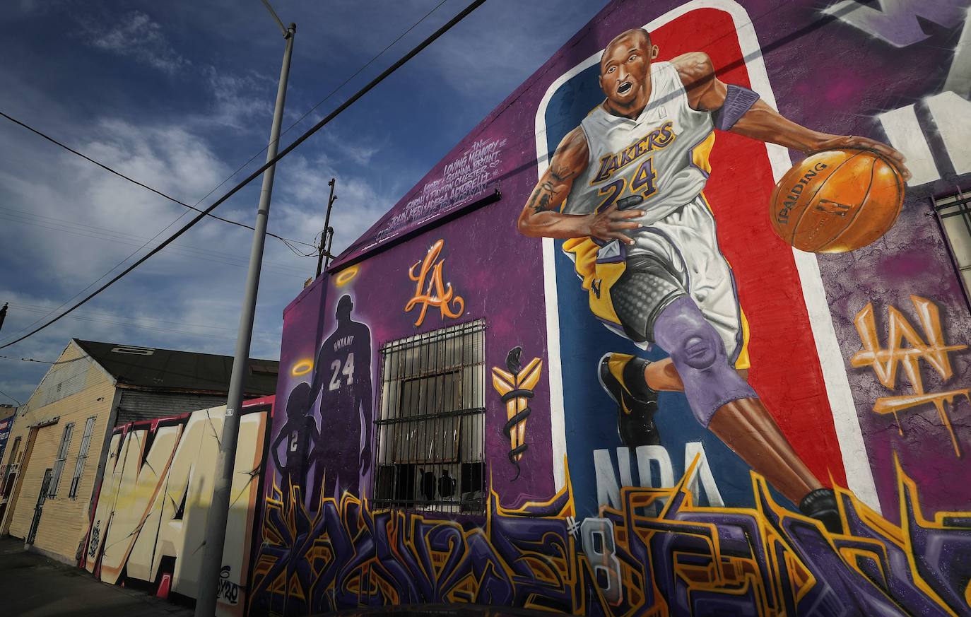 El artista @theoneplek ha pintado este mural en el que el Kobe Bryant jugador, todo un icono de la NBA, comparte espacio con su pequeña Gigi.