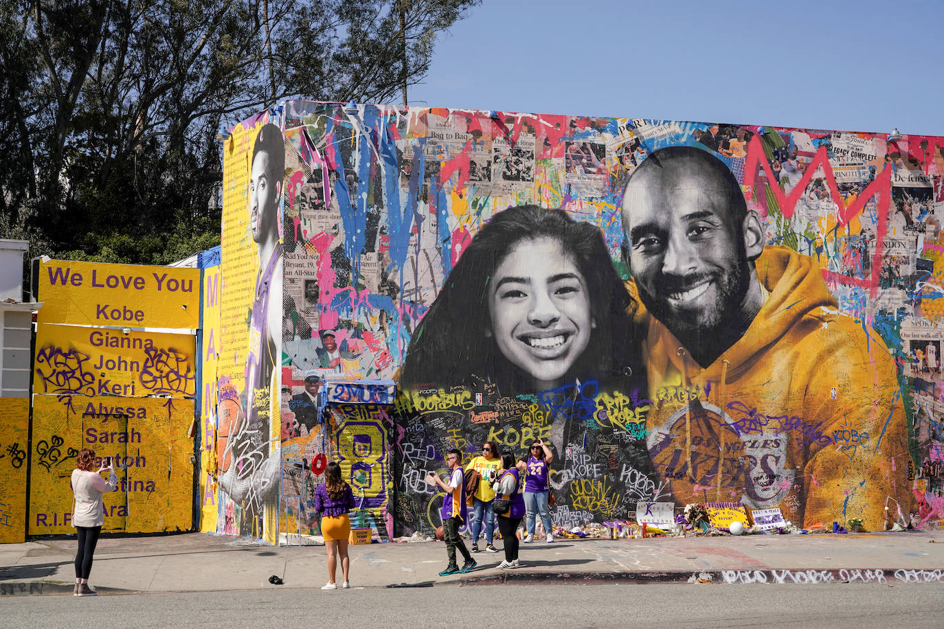 Un grupo de fans se reúnen junto a un mural dedicado a Kobe Bryant y a su hija Gigi, de 13 años, fallecidos en un accidente de helicóptero el pasado mes de enero, junto a otras siete personas.