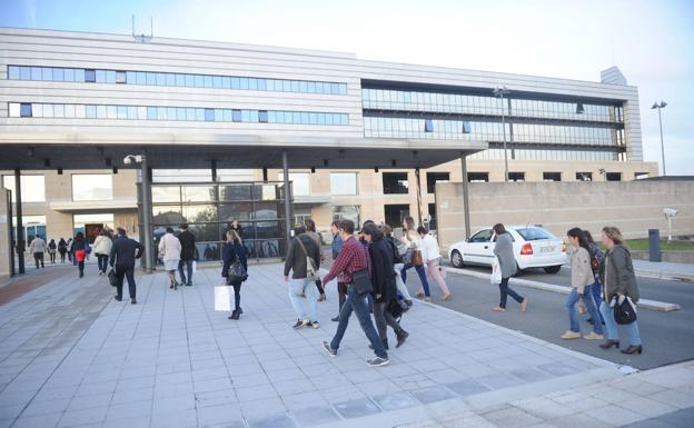 Funcionarios del Gobierno vasco entrando en las instalaciones de Lakua.