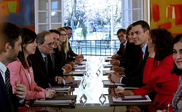Las delegaciones del Gobierno y de la Generalitat frente a frente momentos ante de empezar la reunión de este miércoles en la Moncloa.