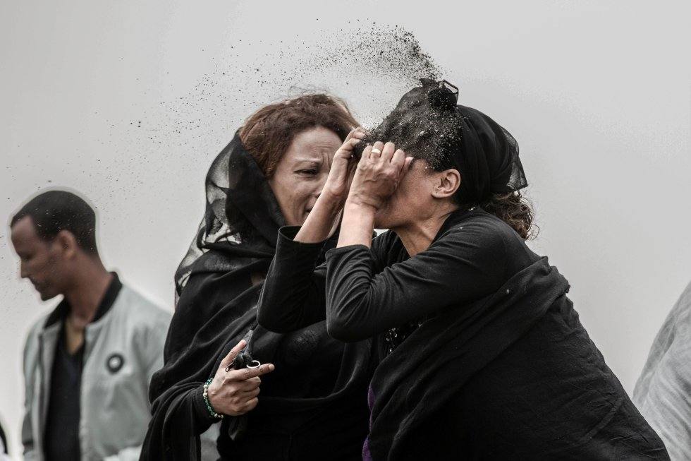 Representa a una mujer en «un momento de tristeza» en el escenario posterior al accidente aéreo de Ethiopian Airlines, el pasado 10 de marzo cerca de Addis Abeba.