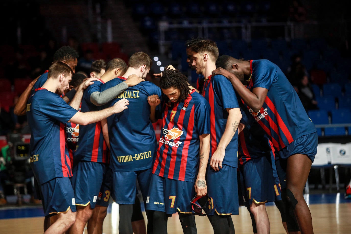 Pierriá conversa con el lesionado Granger. 