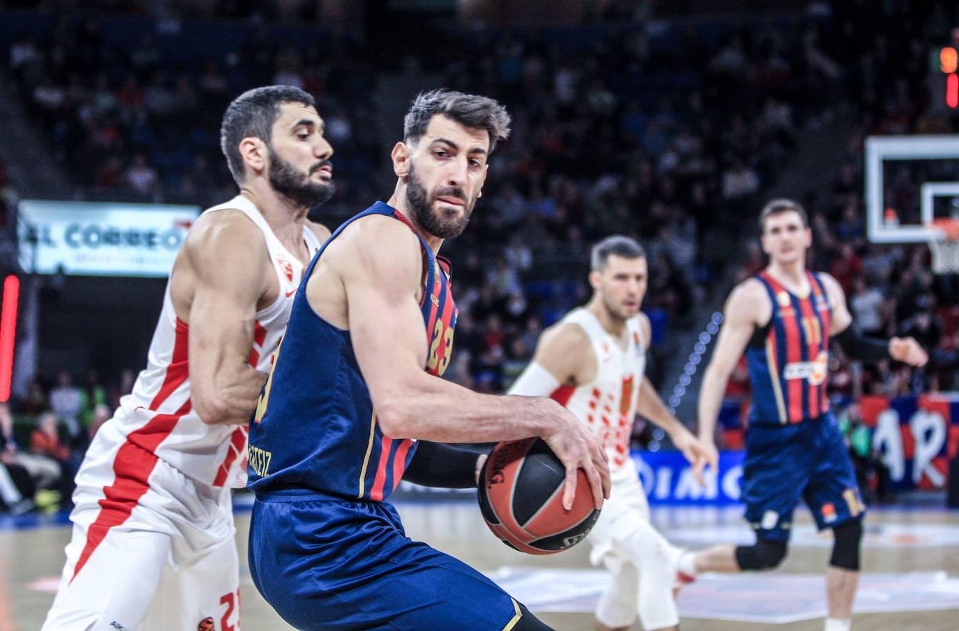 Pierriá conversa con el lesionado Granger. 