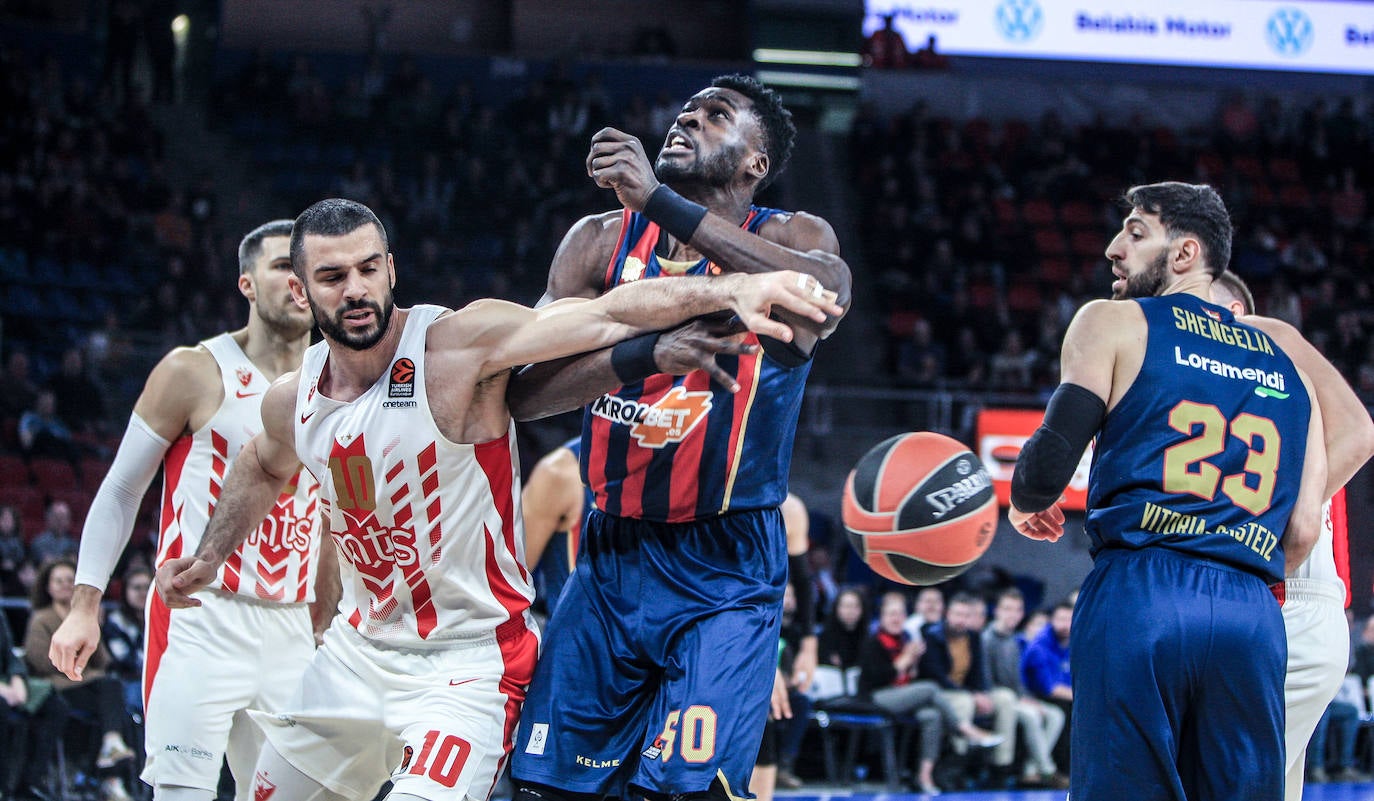 Pierriá conversa con el lesionado Granger. 