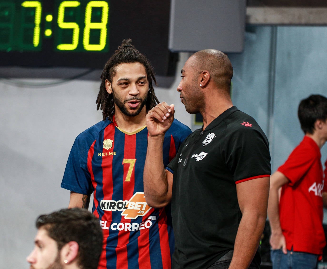 Pierriá conversa con el lesionado Granger. 