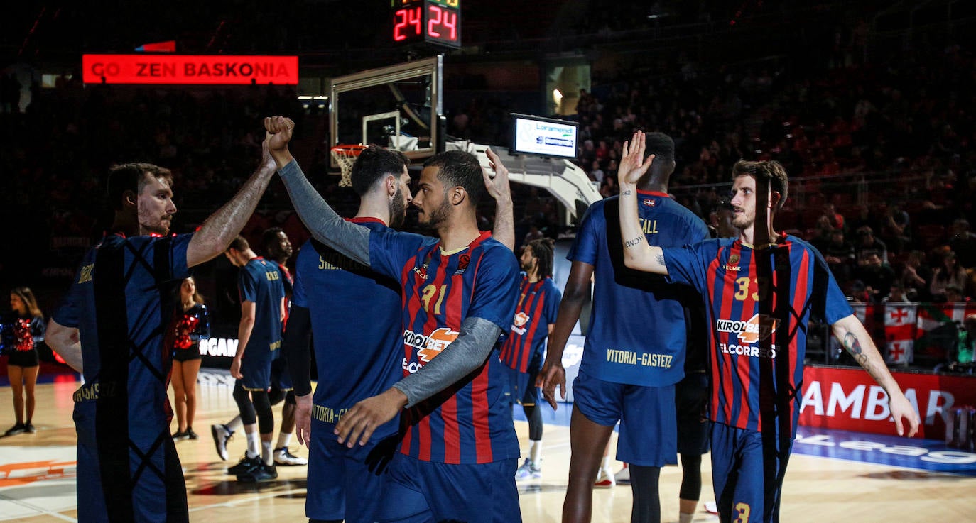 Pierriá conversa con el lesionado Granger. 