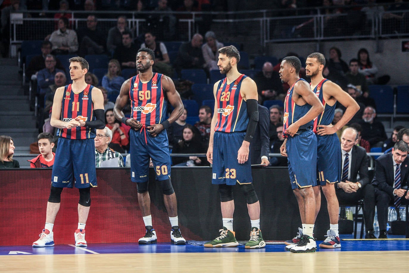 Pierriá conversa con el lesionado Granger. 