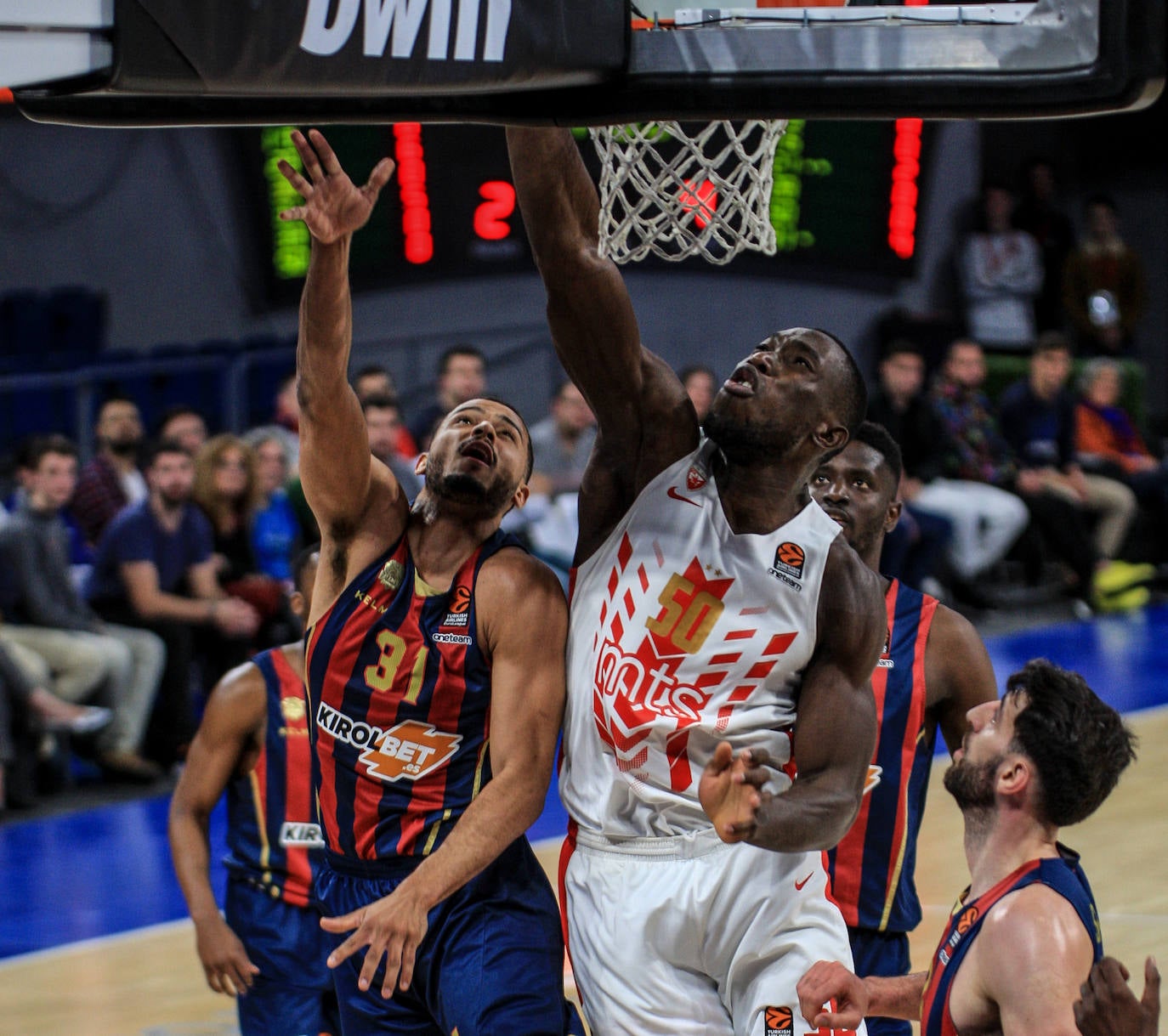Pierriá conversa con el lesionado Granger. 