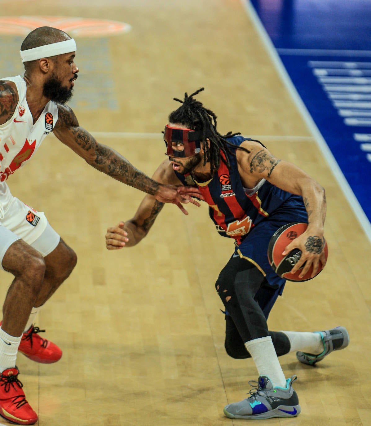 Pierriá conversa con el lesionado Granger. 