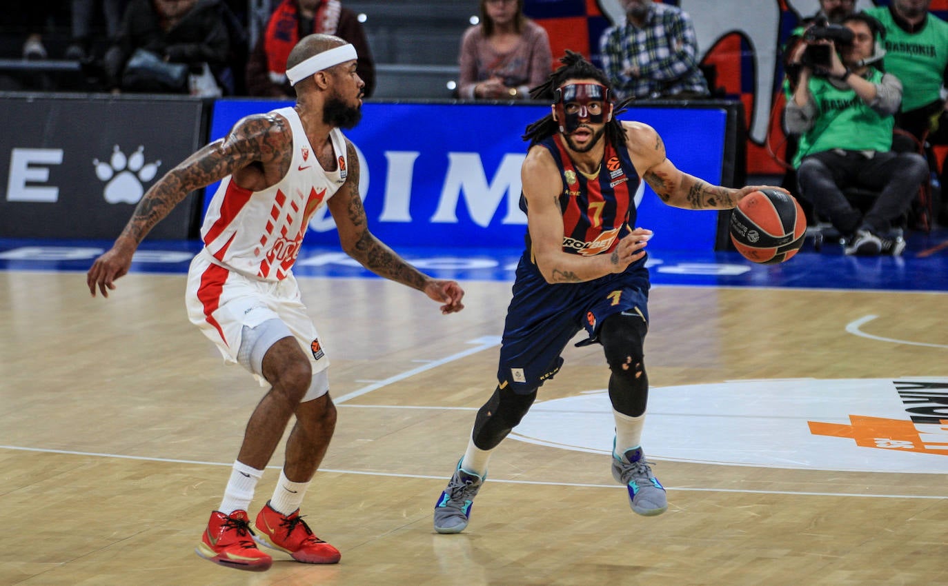 Pierriá conversa con el lesionado Granger. 