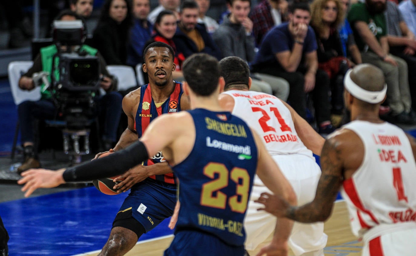 Pierriá conversa con el lesionado Granger. 