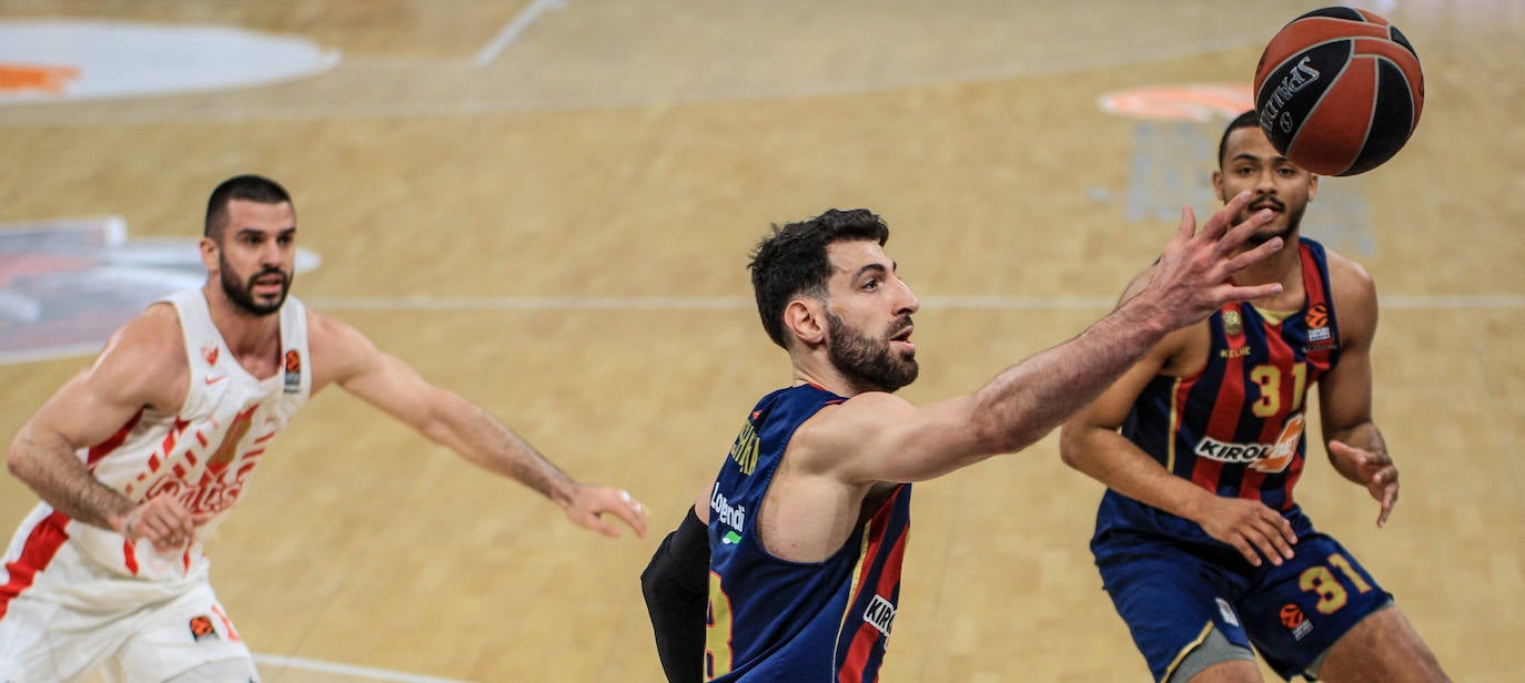 Pierriá conversa con el lesionado Granger. 