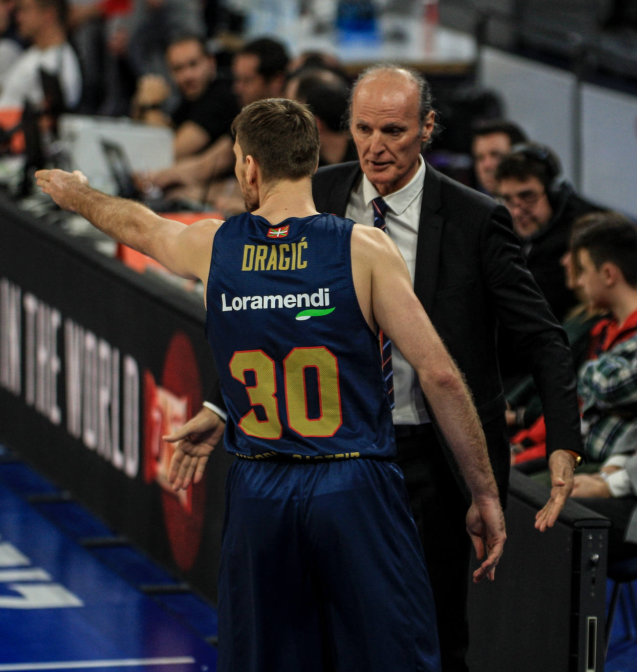 Pierriá conversa con el lesionado Granger. 