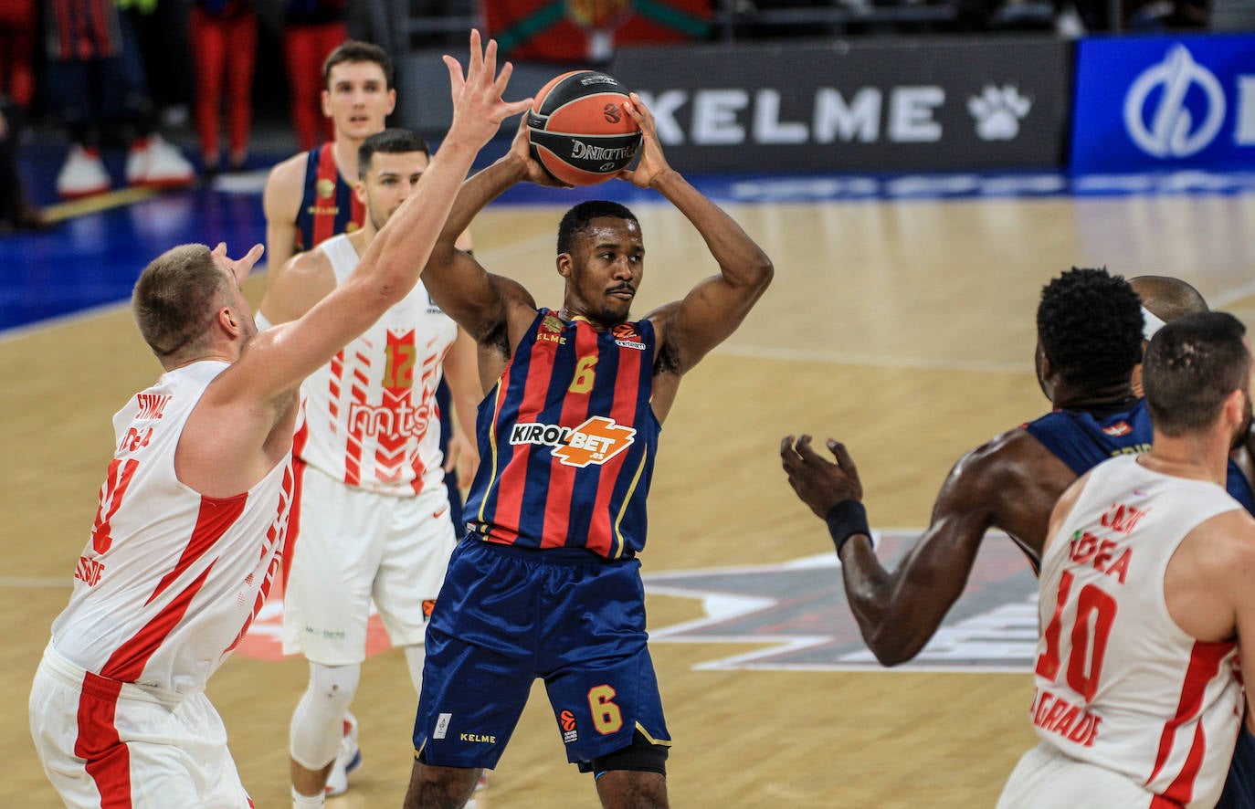 Pierriá conversa con el lesionado Granger. 