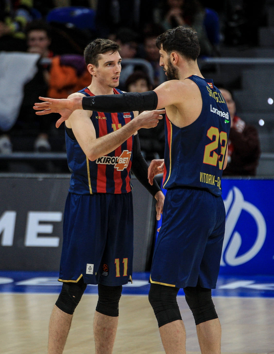 Pierriá conversa con el lesionado Granger. 