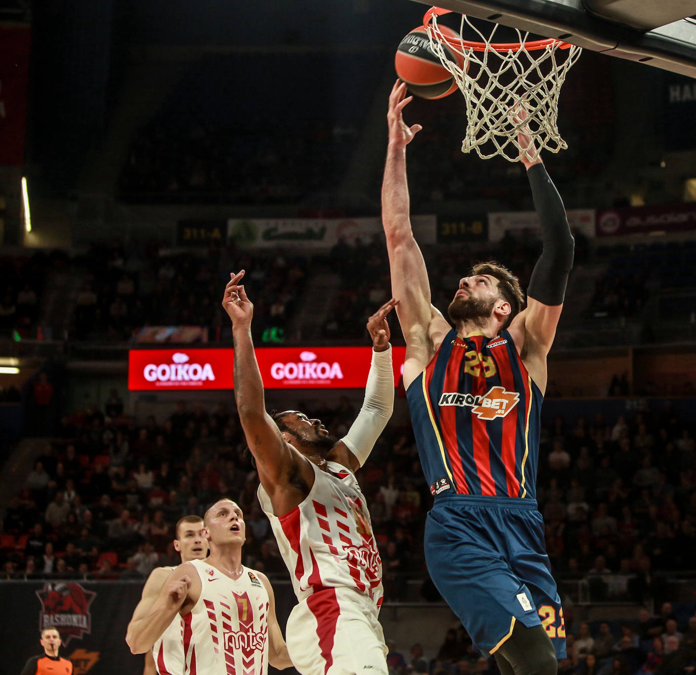 Pierriá conversa con el lesionado Granger. 