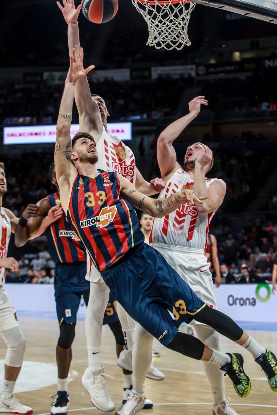 Pierriá conversa con el lesionado Granger. 
