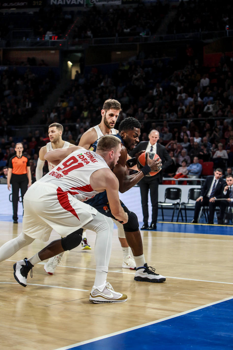 Pierriá conversa con el lesionado Granger. 