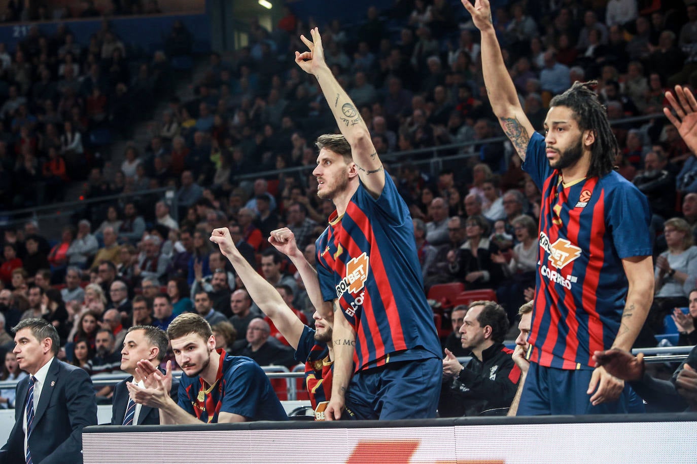 Pierriá conversa con el lesionado Granger. 