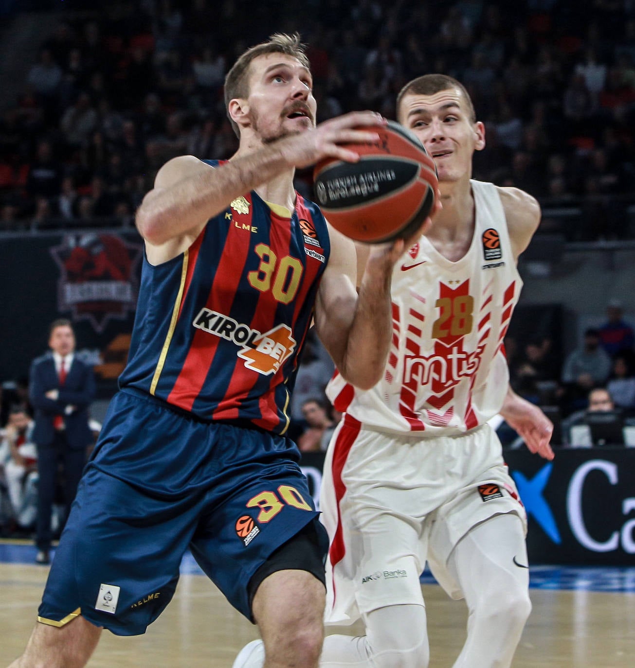Pierriá conversa con el lesionado Granger. 