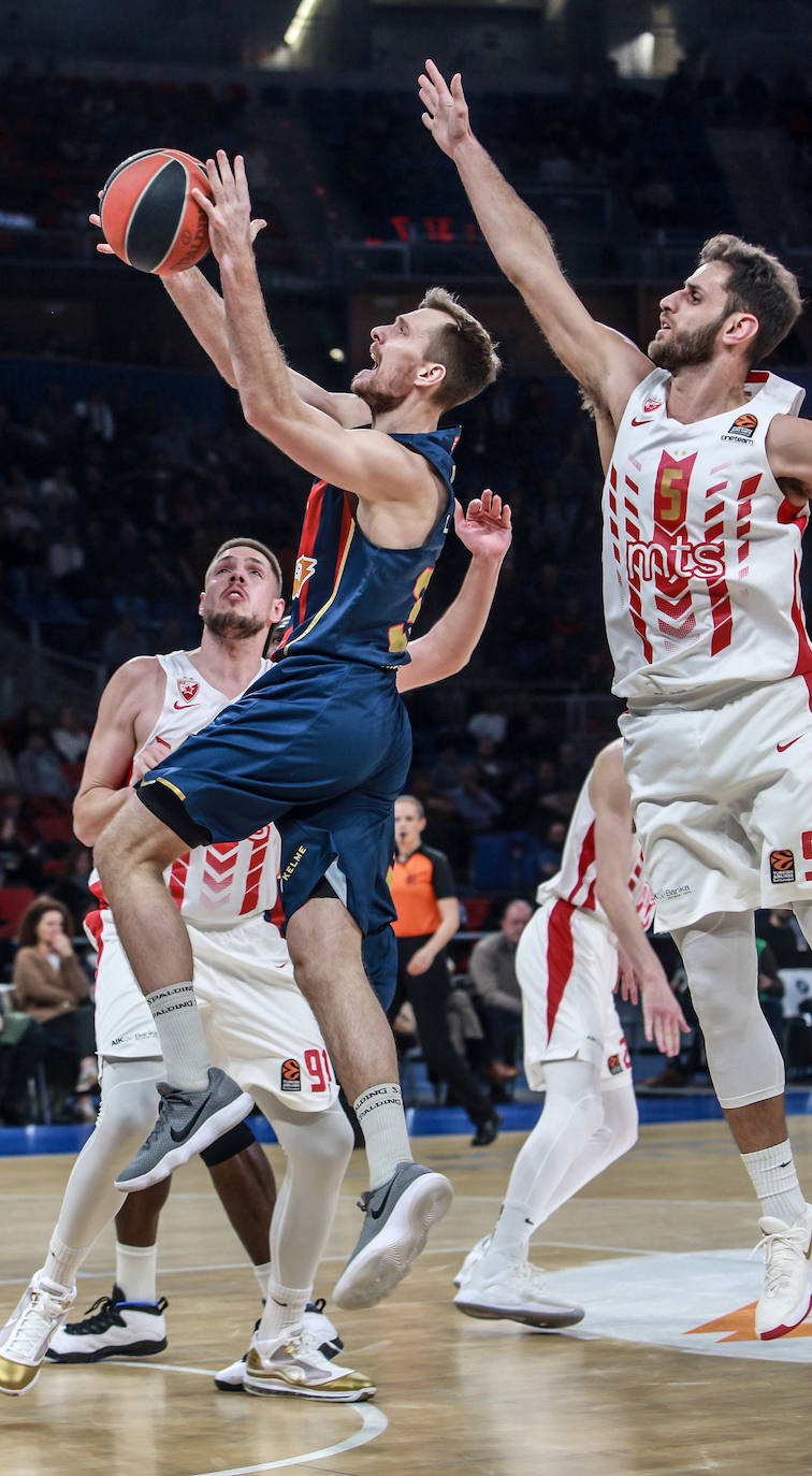 Pierriá conversa con el lesionado Granger. 