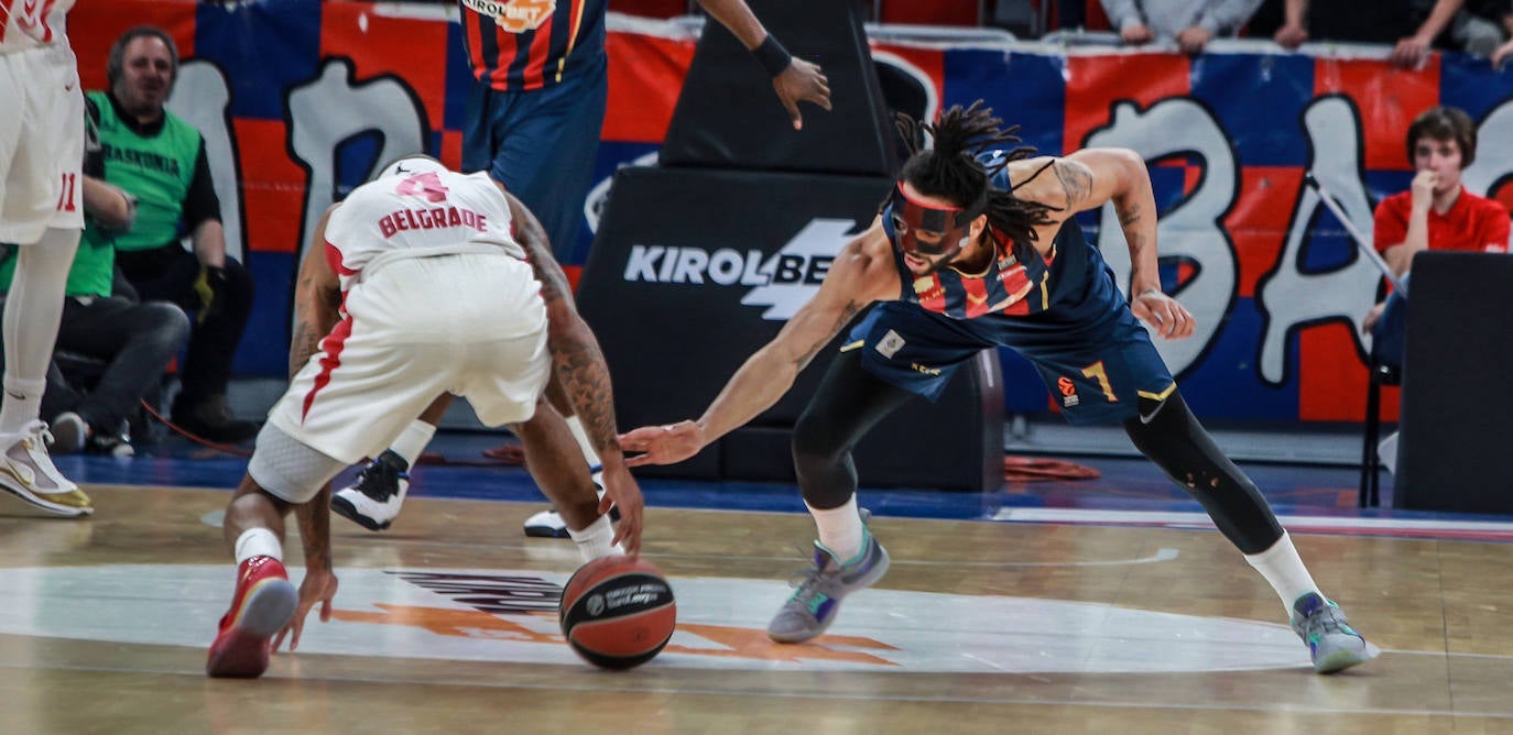 Pierriá conversa con el lesionado Granger. 