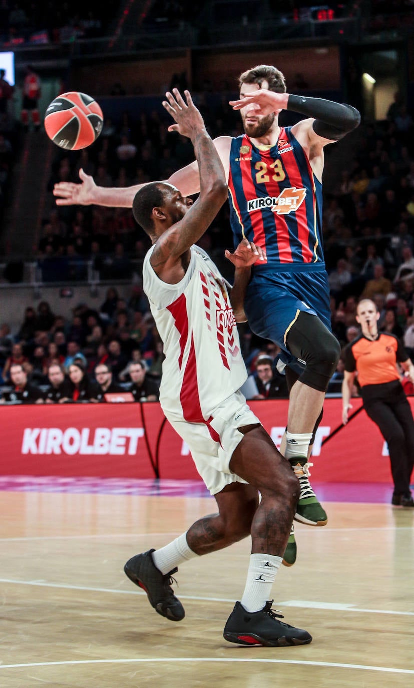 Pierriá conversa con el lesionado Granger. 