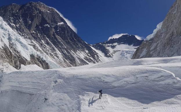 Txikon en una incursión anterior a punto de entrar en el Valle del Silencio, con el Lhotse al fondo y el Everest a la izquierda. 