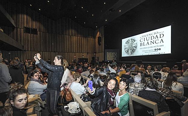 El Palacio Europa se convirtió en octubre en sala de cine para acoger la première de 'El silencio de la ciudad blanca'. 