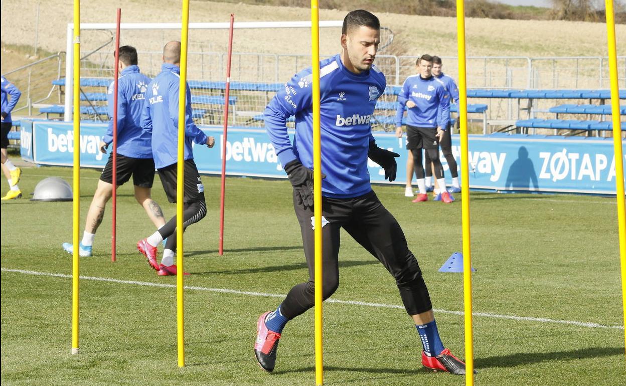 Edgar realiza un ejercicio en el último entrenamiento semanal. 