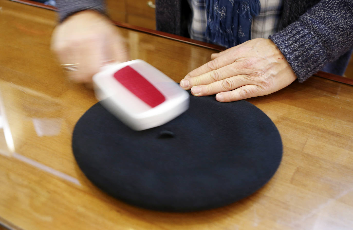 Fotos: Las txapelas (a medio lao), la última moda de Bilbao