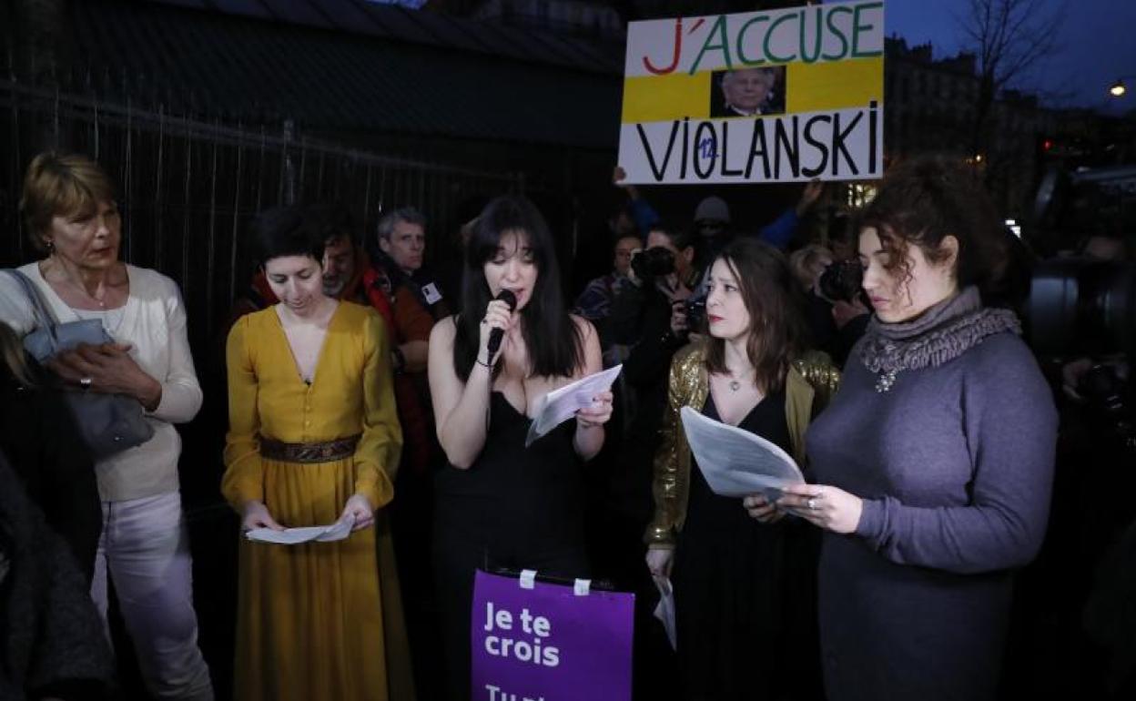 Activistas por los derechos de las mujeres, cerca del lugar donde se ha celebrado la gala. 