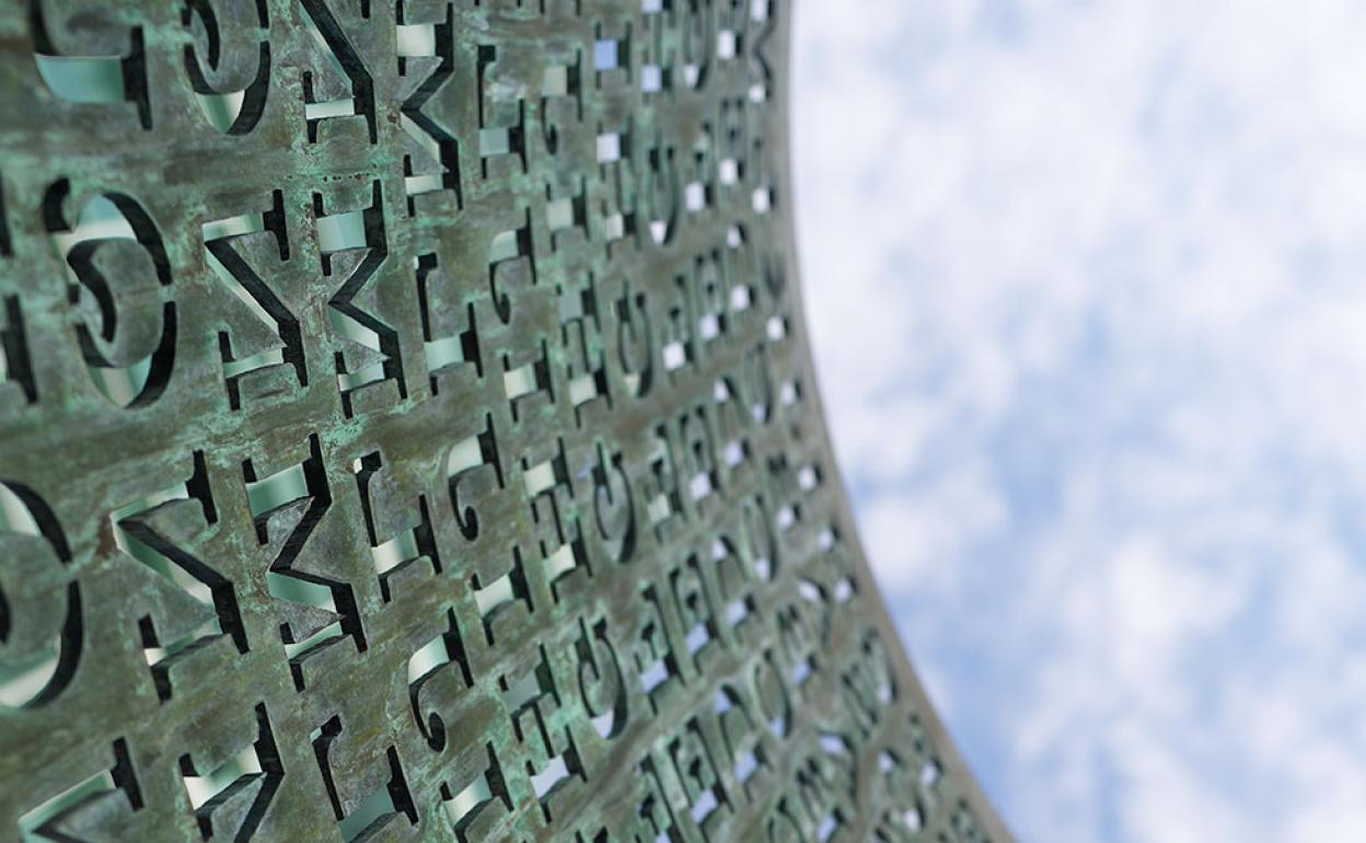 ¿Qué dirá? Detalle de uno de los paneles de 'Kryptos', la escultura de Jim Samborn. 