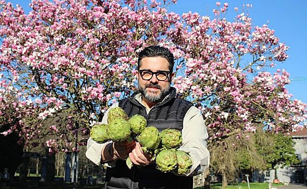 David Lecanda, en el parque de Lamuza, mostrando un ramo de alcachofas. 