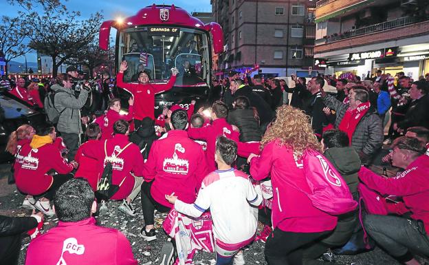 Hinchas del Granada esperan y animan anoche al autobús de su equipo antes de medirse al Celta.