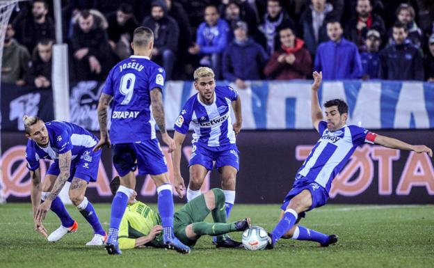 Manu pugna por el balón en el derbi ante el Eibar. 