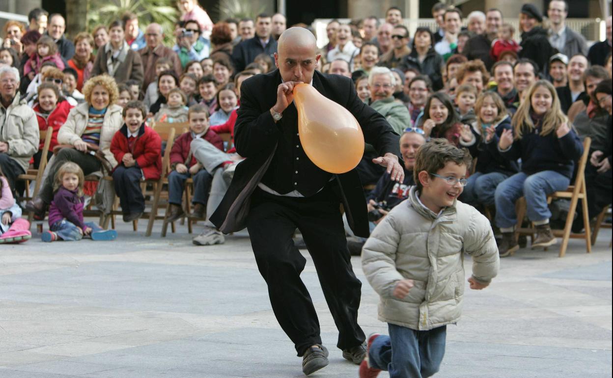 Los niños se divierten en un espectáculo de teatro de calle organizado en Bilbao en Semana Santa. 