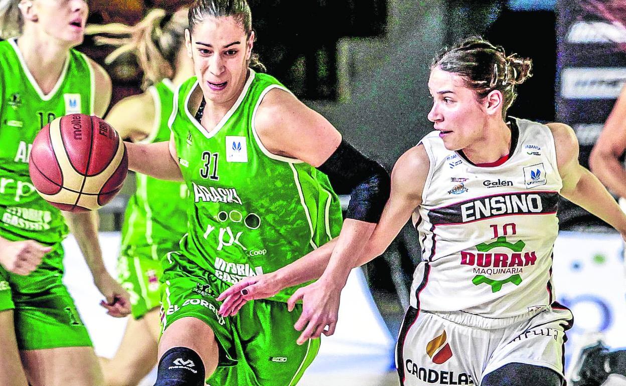 Tania Pérez bota el balón en el encuentro frente al Ensino. 