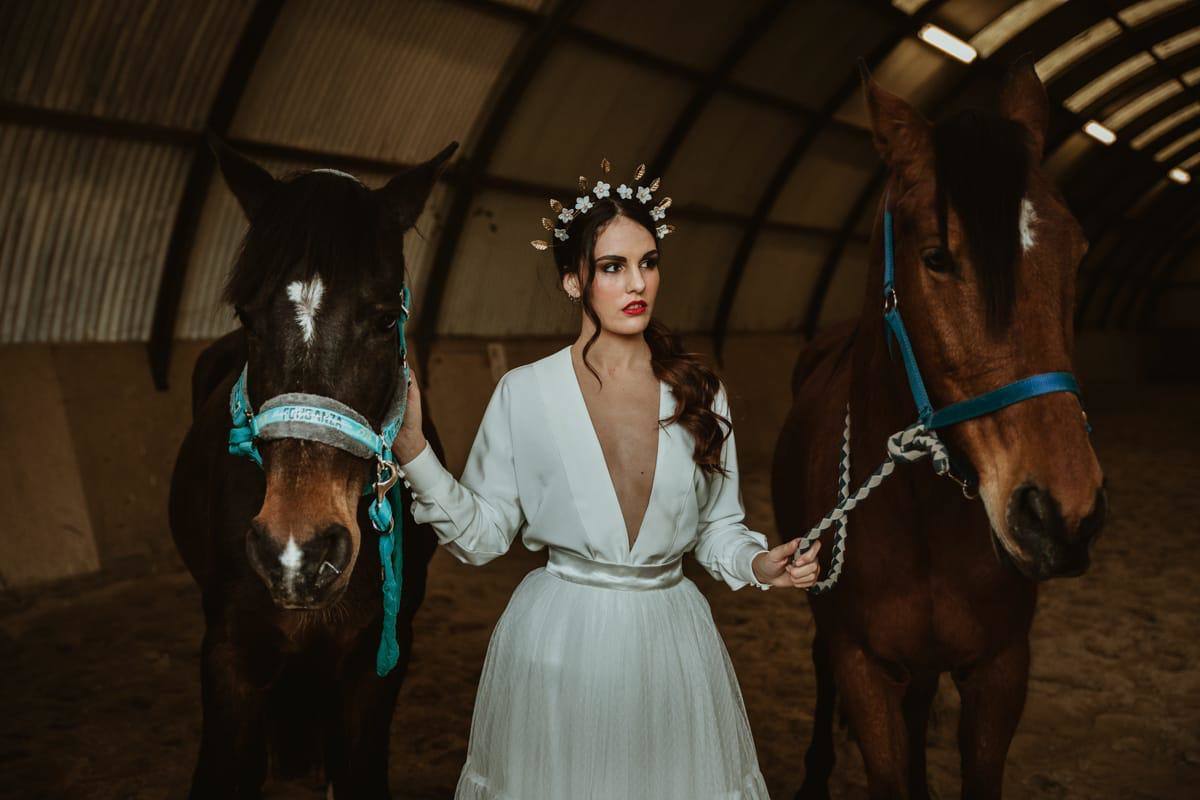 Fotos: Un vestido de novia vizcaíno revoluciona el plató de &#039;Supervivientes&#039;