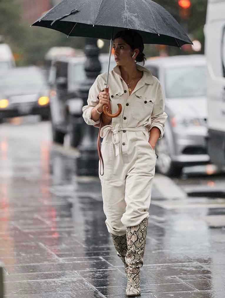 El color beige se adueña de esta pieza en la que los bolsillos son los protagonistas. Las botas de ‘print’ animal son la “combo” perfecta para un día lluvioso.