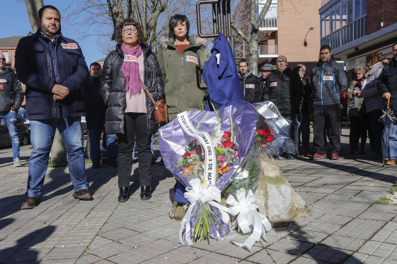 Loli García y Garbiñe Espejo, de Comisiones Obreras, ante su ofrenda. 