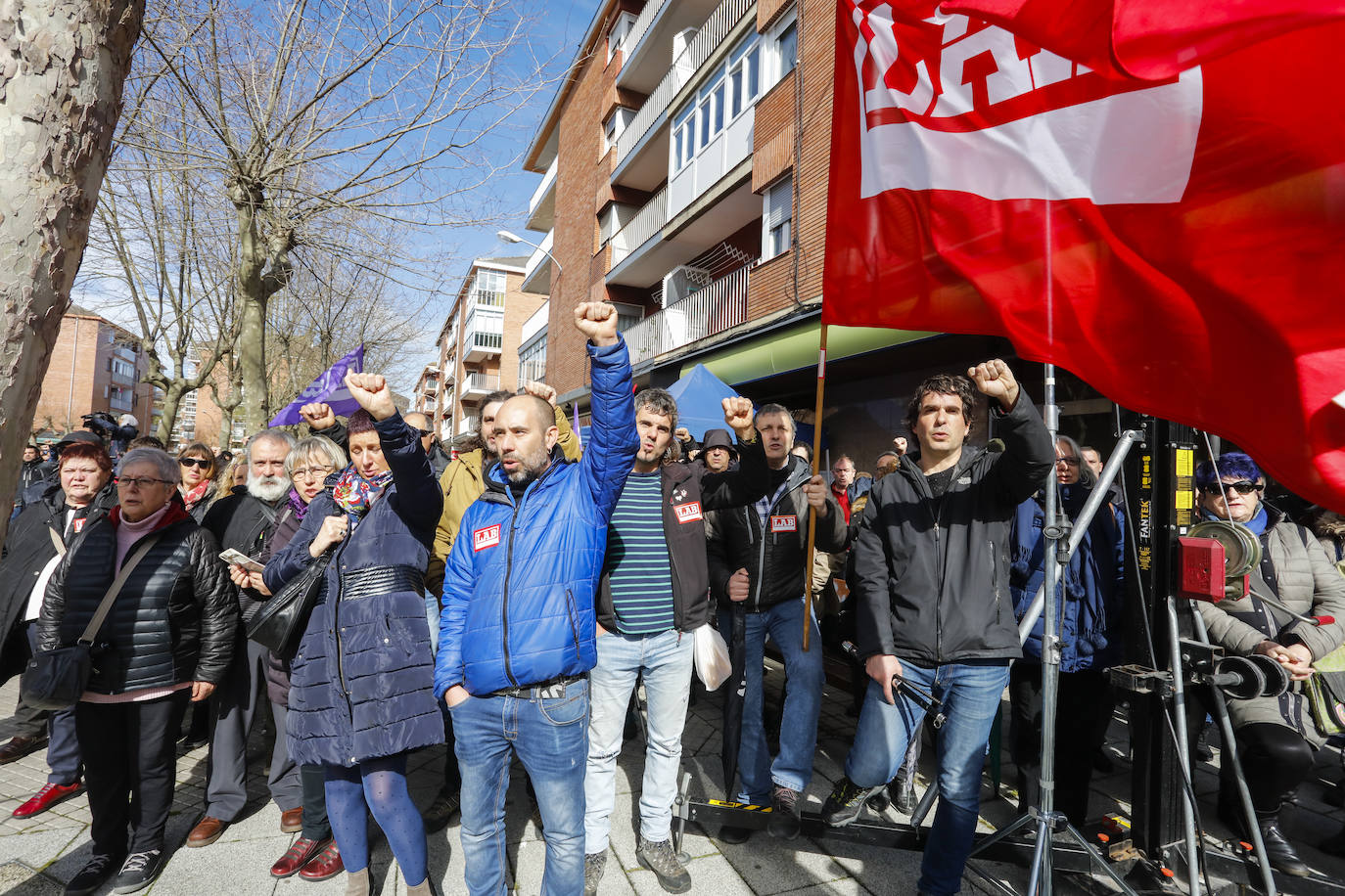 Representantes de LAB cantan la Internacional en euskera. 