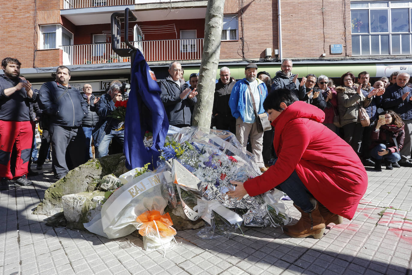 Maddalen Iriarte, candidata a lehendakari de EH Bildu, deposita la ofrenda.