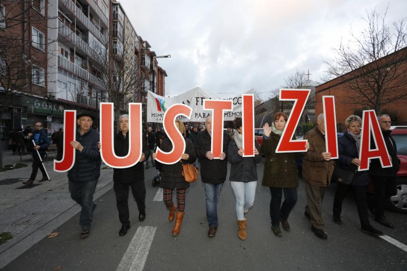 Fotos: Vitoria recuerda a las víctimas del 3 de marzo