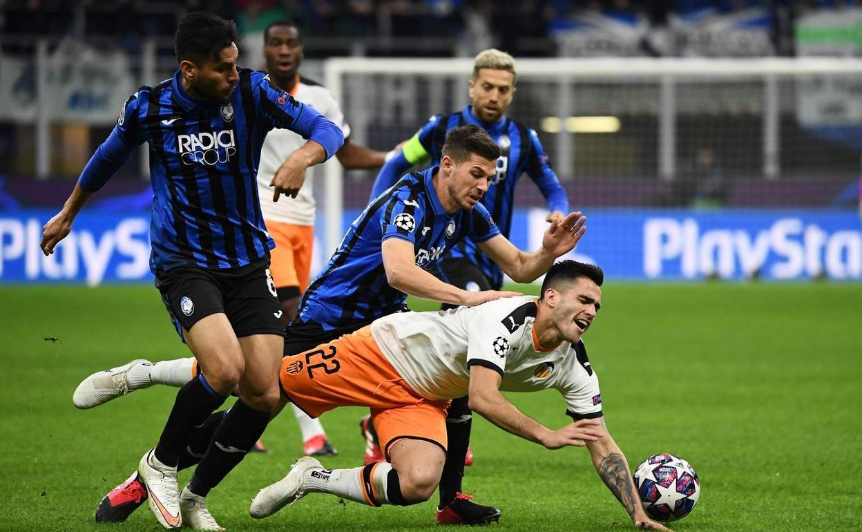 Imagen del partido de ida de octavos de Champions entre el Atalanta y el Valencia. 