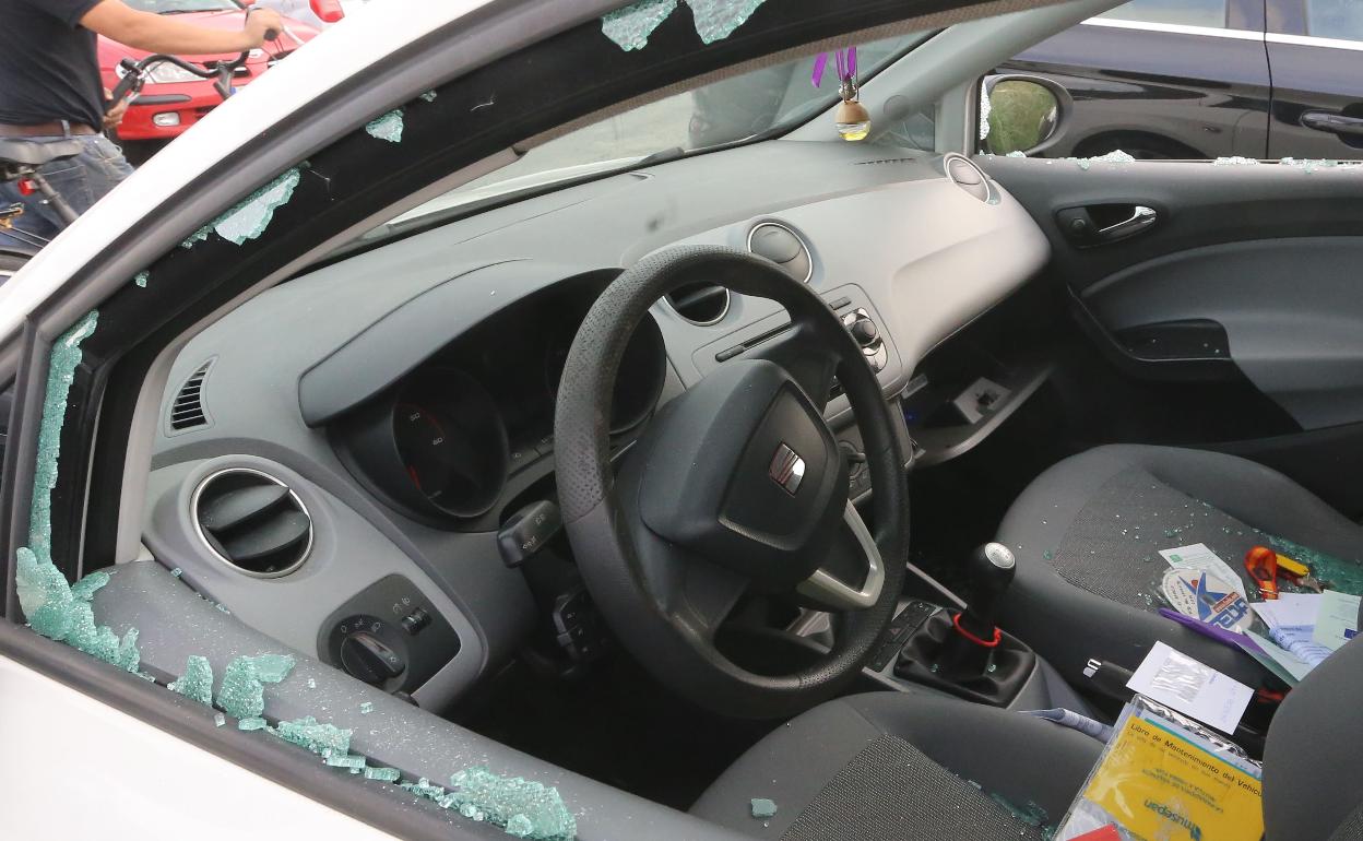 Imagen de un vehículo en el que han robado en su interior. 