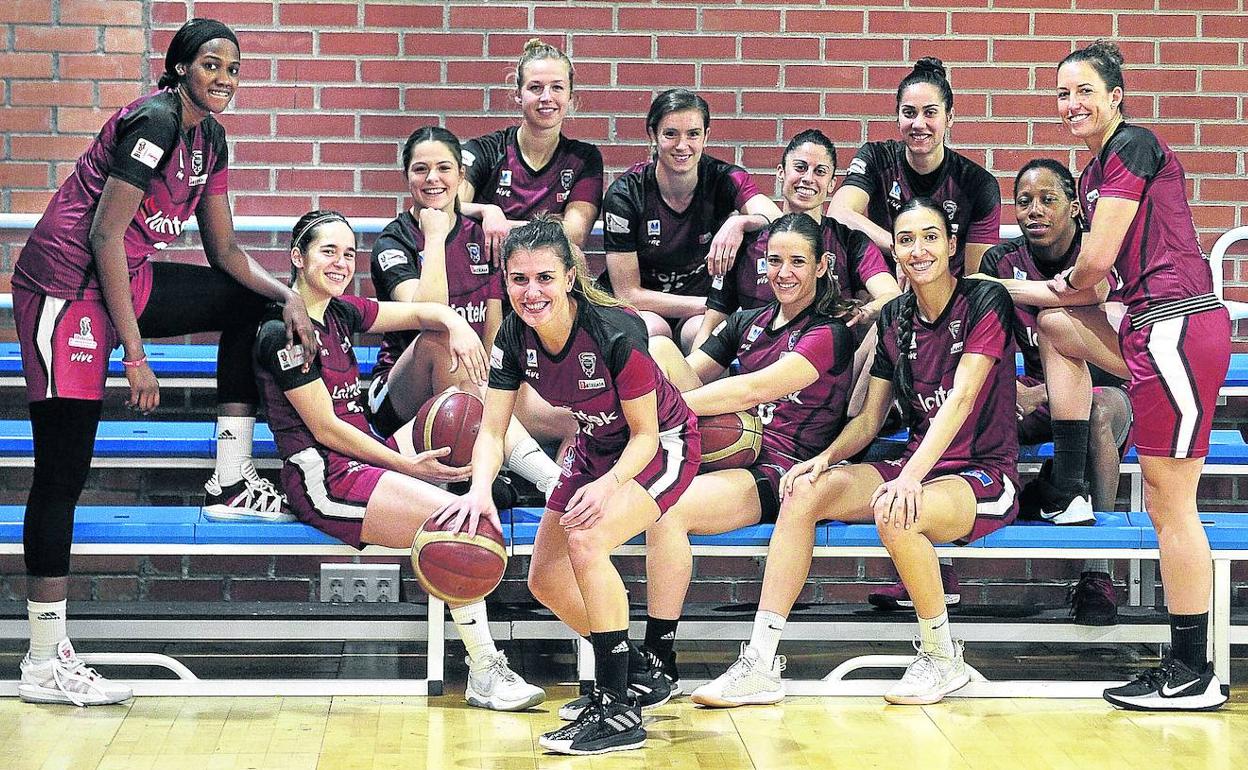 La plantilla del Lointek Gernika con su nueva equipación para la Copa de la Reina, ayer en el polideportivo de Maloste.