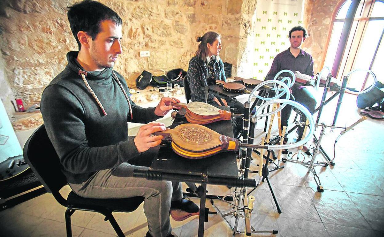 Los integrantes del Trío Zukan durante un experimento con txistus conectados con fuelles.