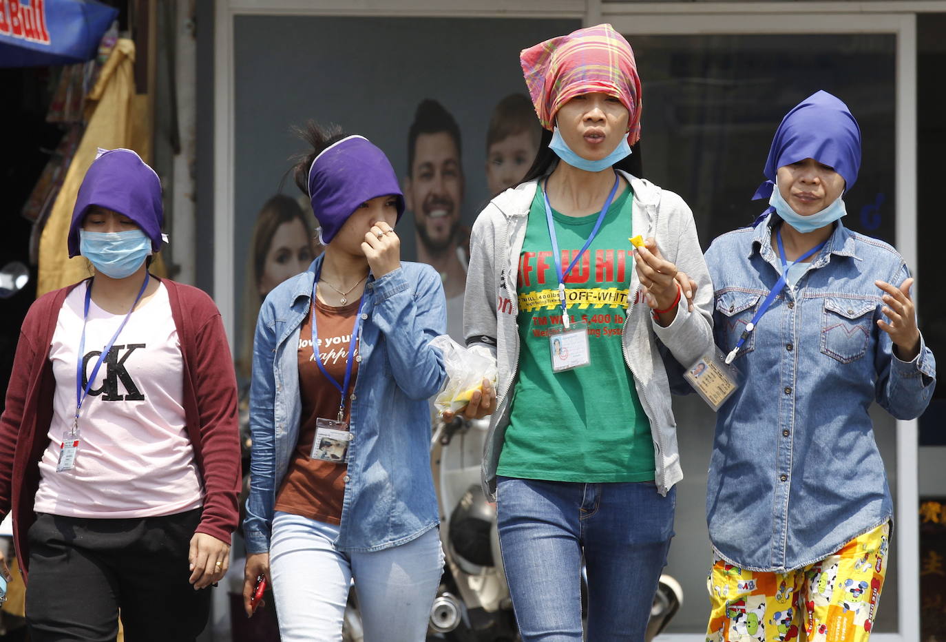 Trabajadores textiles caminan cerca de una fábrica en las afueras de Phnom Penh. 